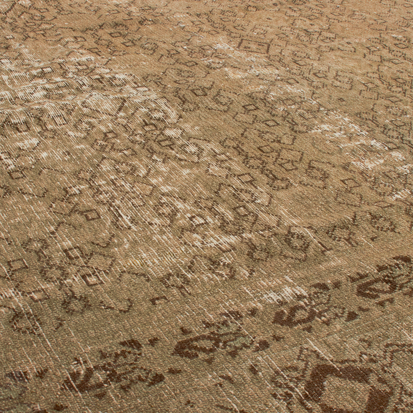 For generations, Elte has worked with expert local rug pickers throughout Morocco, Iran, Turkey and Europe to source vintage and antique rugs.