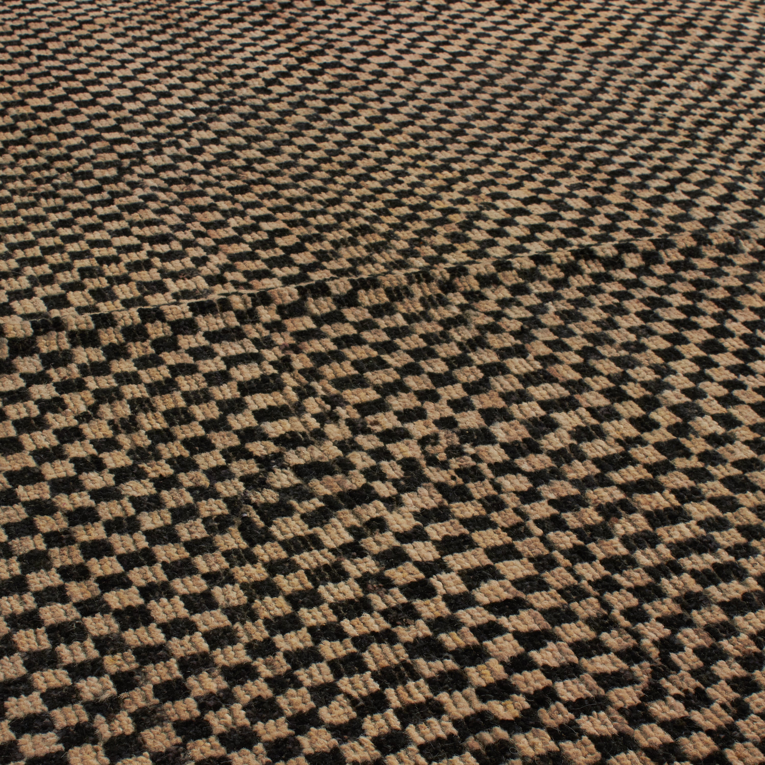 Revered for its lustre and soft hand, the natural qualities of wool from ancient Karakul sheep are honoured through restraint and refinement.