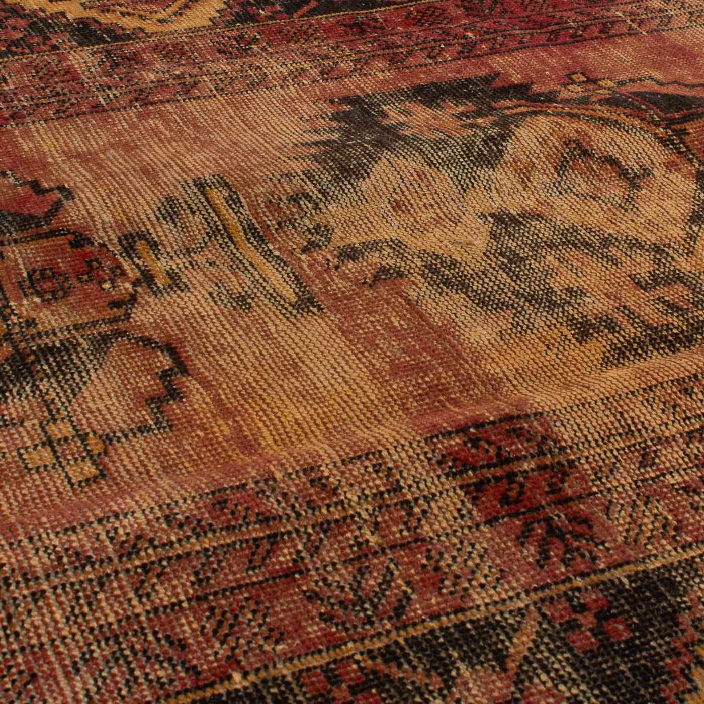 For generations, Elte has worked with expert local rug pickers throughout Morocco, Iran, Turkey and Europe to source vintage and antique rugs.