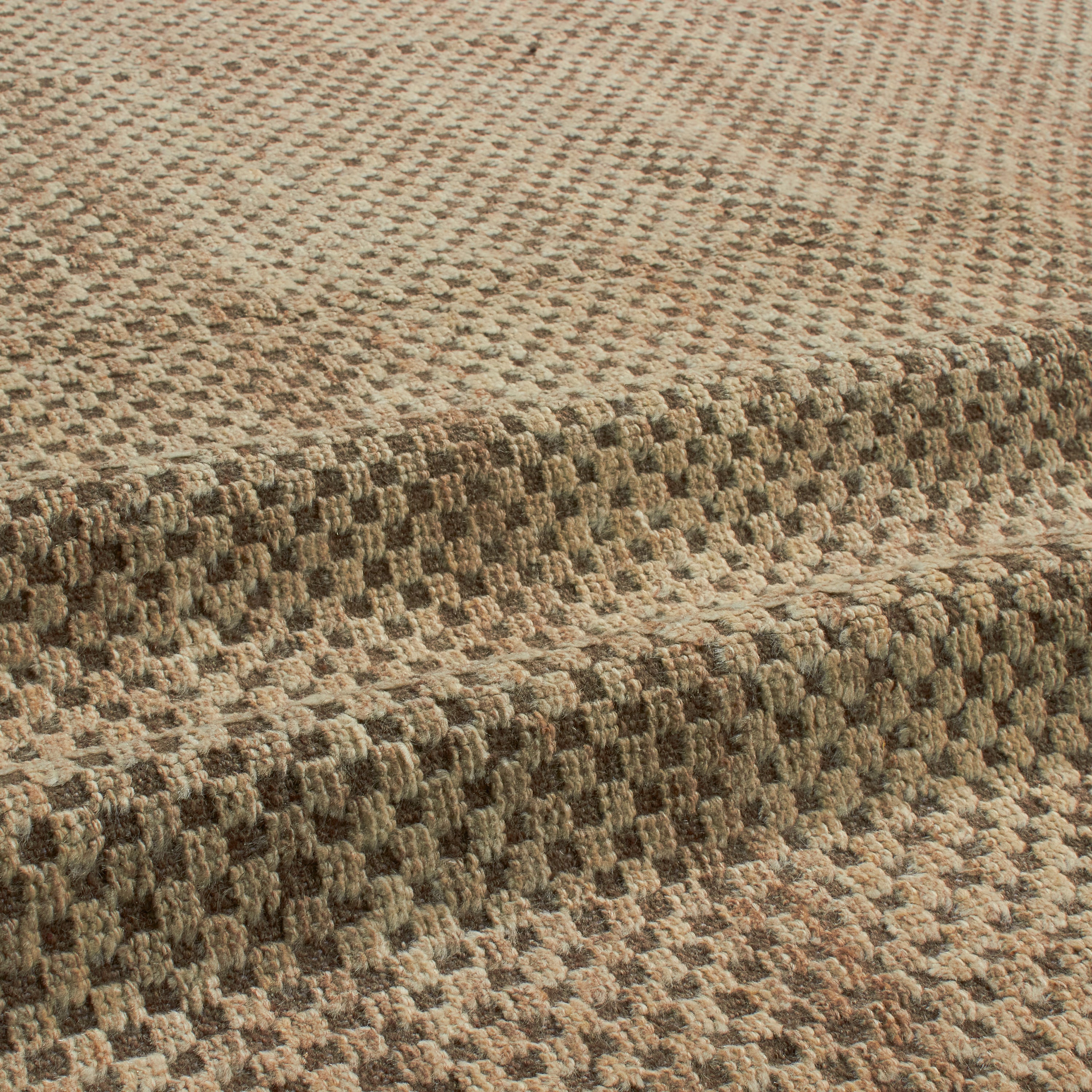 Revered for its lustre and soft hand, the natural qualities of wool from ancient Karakul sheep are honoured through restraint and refinement.