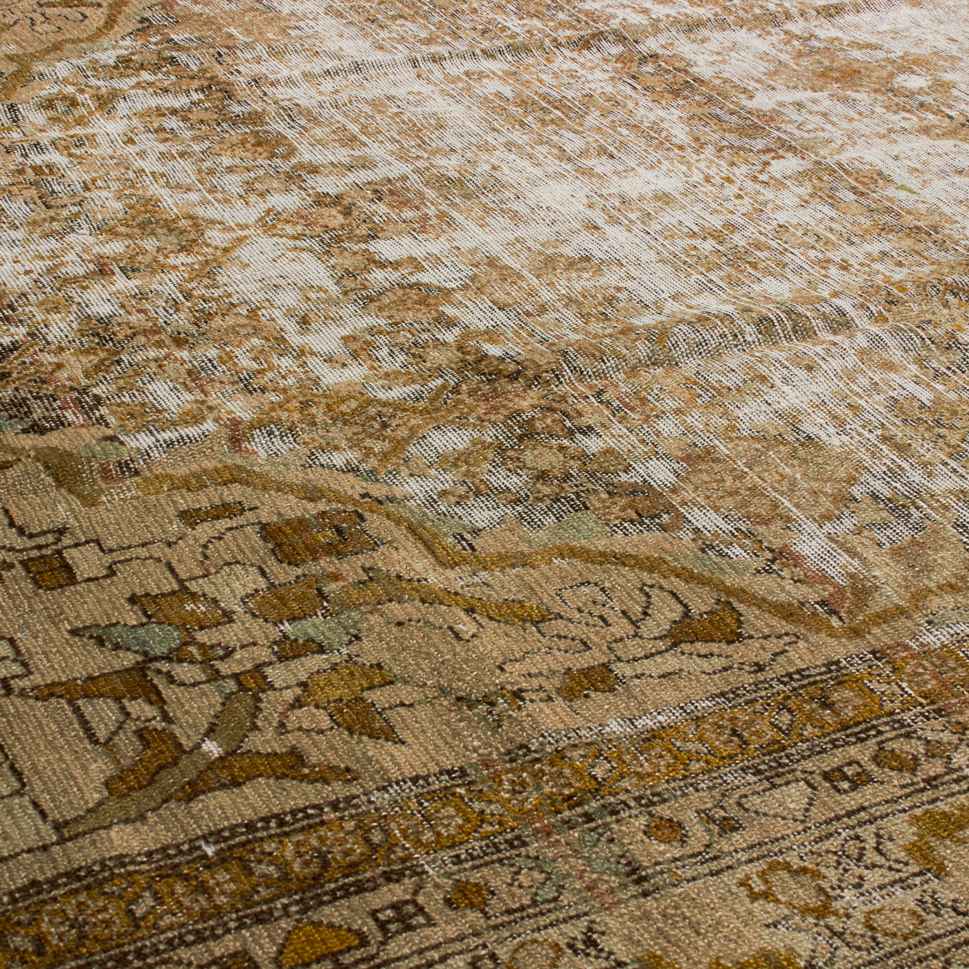 For generations, Elte has worked with expert local rug pickers throughout Morocco, Iran, Turkey and Europe to source vintage and antique rugs.